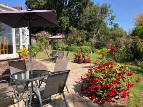 Гостиница Trumbles Gatwick B&B  Чарлвуд